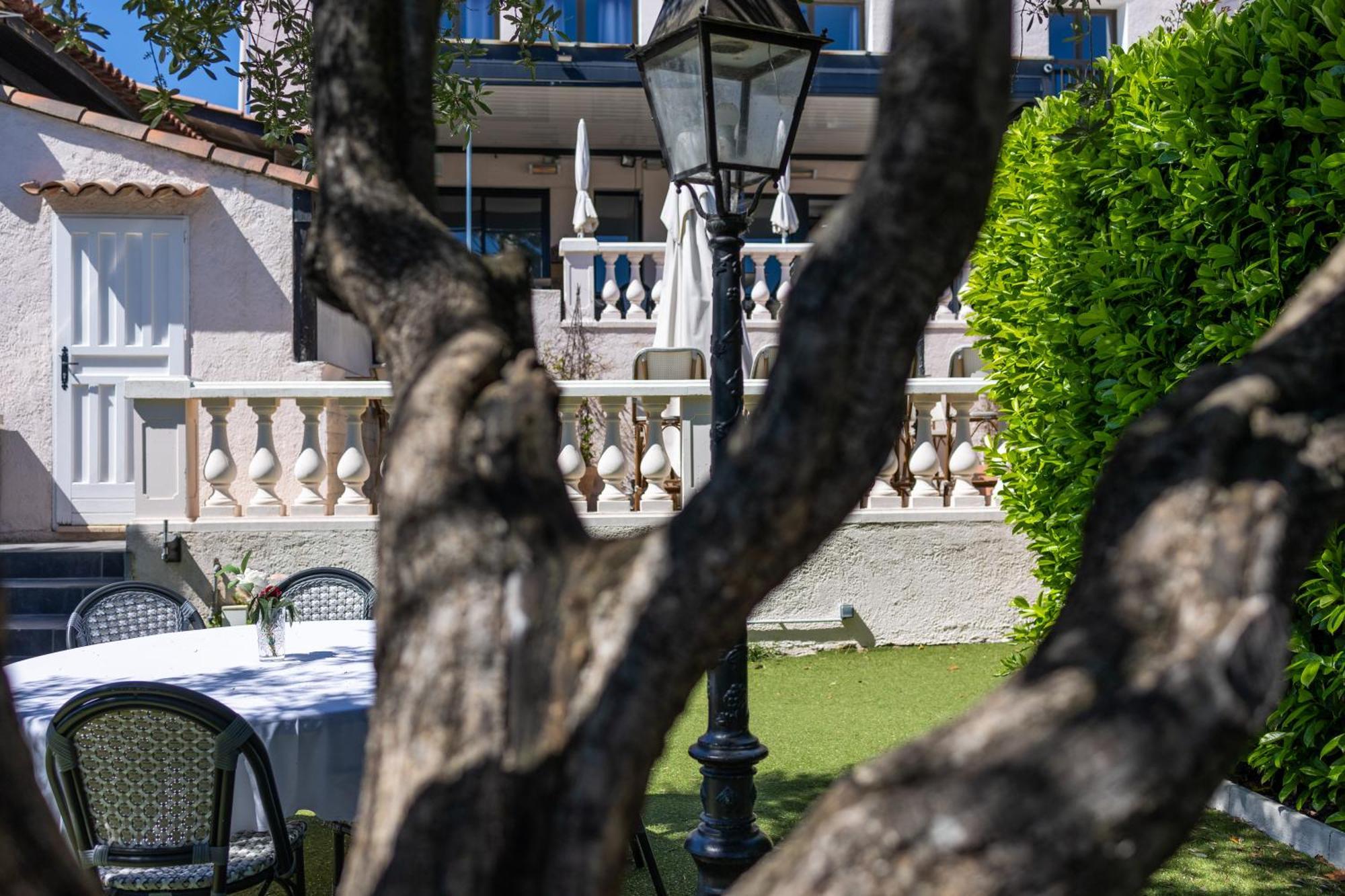 Hotel & Restaurant Perla Riviera Villeneuve-Loubet Exteriör bild